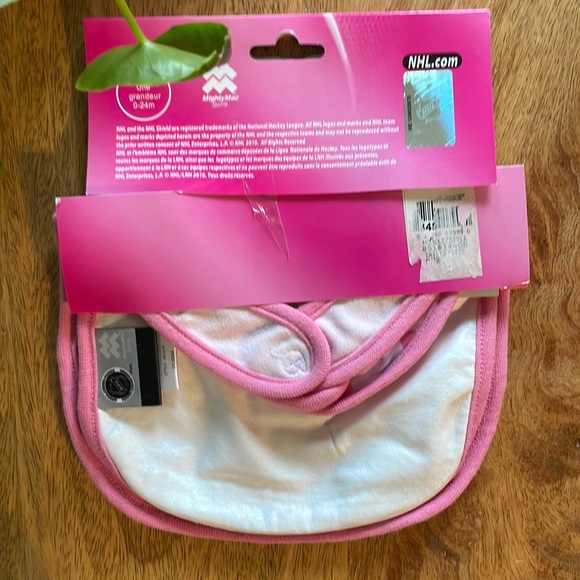 3 for $25❗️⭐️SET OF 2⭐️ NHL Ottawa Senators Pink Bibs. Size 0-24M. - Picture 3 of 4